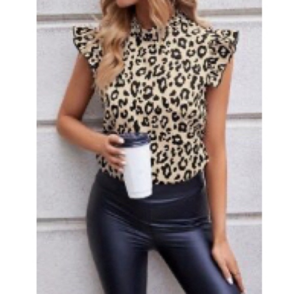 Cuuute leopard blouse with ruffled short sleeves. Small. Only 1 available!